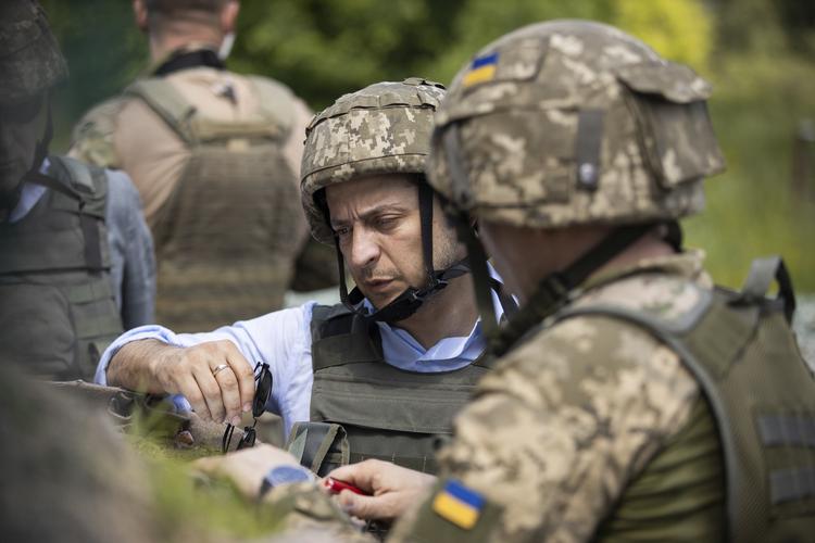 Den ukrainske præsident  Zelenskij besøger fronten i Luhansk-regionen. Foto: /Ritzau Scanpix
