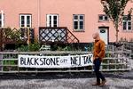 I bebyggelsen Den Sønderjydske By på Frederiksberg gik lejerne til modstand kapitalfonden Blackstones opkøb af deres boliger. Og til sidst trak amerikanerne sig på grund af et gammelt skøde, der måske giver lejerne forkøbsret. Den sag skal nu afgøres i retten. Lejerne frygtede, at Blackstone ved hver fraflytning ville modernisere lejlighederne og sætte huslejerne klækkeligt op.   
   Foto: Finn Frandsen/POLFOTO