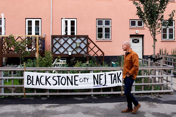 I bebyggelsen Den Sønderjydske By på Frederiksberg gik lejerne til modstand kapitalfonden Blackstones opkøb af deres boliger. Og til sidst trak amerikanerne sig på grund af et gammelt skøde, der måske giver lejerne forkøbsret. Den sag skal nu afgøres i retten. Lejerne frygtede, at Blackstone ved hver fraflytning ville modernisere lejlighederne og sætte huslejerne klækkeligt op.   
   Foto: Finn Frandsen/POLFOTO