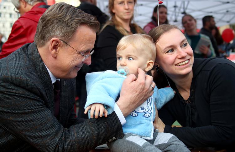 Tysklands eneste ministerpræsident fra partiet Die Linke, Bodo Ramelow, poserer med en mor og et barn før søndagens valg i delstaten Thüringen. Foto: REUTERS/Michael Dalder
   Foto: Michael Dalder/Ritzau Scanpix