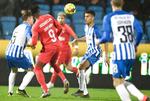 Første halvleg fredag aften var en lidt rodet affære, da Esbjerg i Superligaen tog imod FC Midtjylland i Esbjerg.    Foto: John Randeris/Ritzau Scanpix