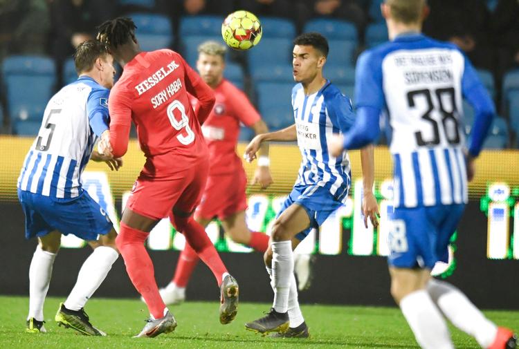 Første halvleg fredag aften var en lidt rodet affære, da Esbjerg i Superligaen tog imod FC Midtjylland i Esbjerg.    Foto: John Randeris/Ritzau Scanpix