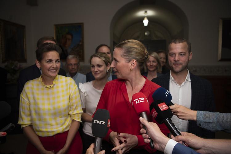 Mette Frederiksen med sit parlamentariske bagland efter at Socialdemokraterne i juni havde skrevet det berømte forståelsespapir sammen med SF, Enhedslisten og Radikale.  Foto: Anthon Unger
