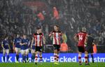 Jannik Vestergaard og  Pierre-Emile Højbjerg fra Southhampton, ser måbende til, mens Leicester sparker den ene bold efter den anden i målet på St. Mary's Stadium. 
Action Images via Reuters/Tony O'Brien 
   Foto: Tony O'brien/Ritzau Scanpix