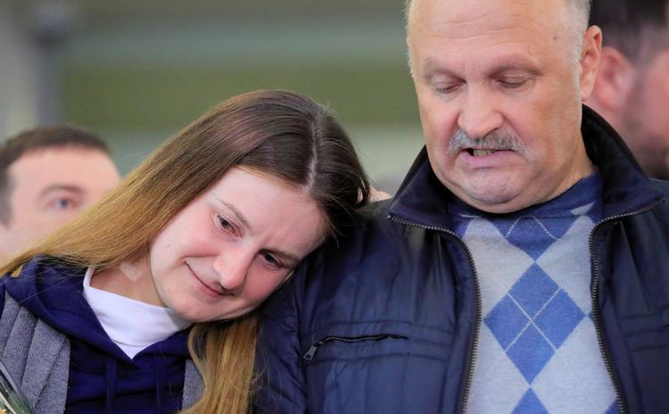 Maria Butina bliver modtaget af sin far, Velary Butini, i lufthavnen i Moskva. Foto: Tatyana Makeyeva/Ritzau Scanpix