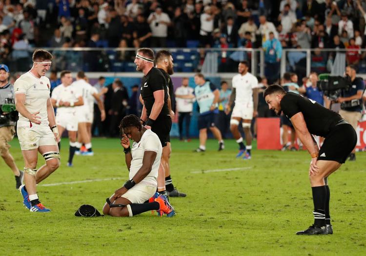 Englands  Maro Itoje (på knæ) blev kåret som banens bedste spiller i semifinalen.  Foto: Peter Cziborra/Ritzau Scanpix