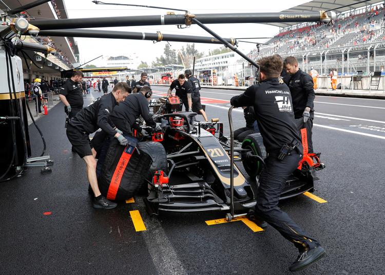 Kevin Magnussen i pitstopunder træningen til Mexicos Grand Prix i Mexico City. Hverken han eller holdkammerat Romain Grosjean kom videre fra første kvalifikationsrunde, Q1. Magnussen sluttede på en 17. plads.  Foto: Carlos Jasso/Ritzau Scanpix