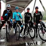 Rytteren yderst til venstre genkendes bedst på de røde prikker på cyklen, som afslører, at der er tale om den franske Tour de France-bjergkonge Romain Bardet. For det var nødvendigt at være godt klædt på, da han i øsende regnvejr og kulde var ude at afprøve næste års OL-rute sammen med Jakob Fuglsang og den britisk-polske Team Ineos-duo Chris Froome og Michal Kwiatkowski. Foto: A.S.O. 