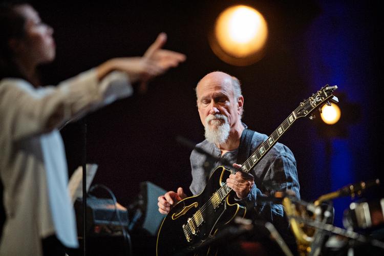 Det swingede mellem DR Big Band, gæstesolisten John Scofield og den nye dirigent, Miho Hazama, som levede sig ind i musikken fra start til slut. 
    
   Foto: Martin Lehmann/POLFOTO