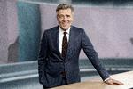 TV-avisens vært Klaus Bundgård Povlsen indleder ofte sine sætninger med et 'ja', og det er sandsynligvis helt med vilje for at undgå at lyde for stiv og autoritær, mener sprogforsker Marianne Rathje. Foto: Agnethe Schlichtkrull/DR