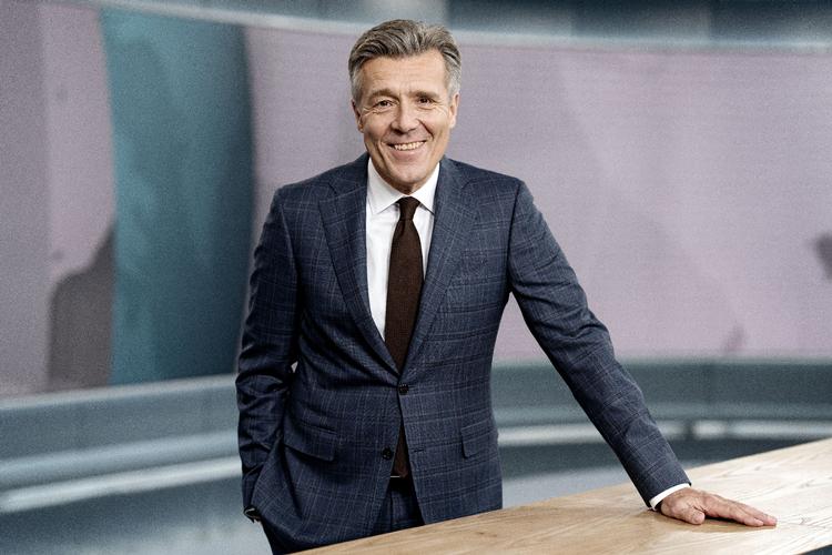 TV-avisens vært Klaus Bundgård Povlsen indleder ofte sine sætninger med et 'ja', og det er sandsynligvis helt med vilje for at undgå at lyde for stiv og autoritær, mener sprogforsker Marianne Rathje. Foto: Agnethe Schlichtkrull/DR