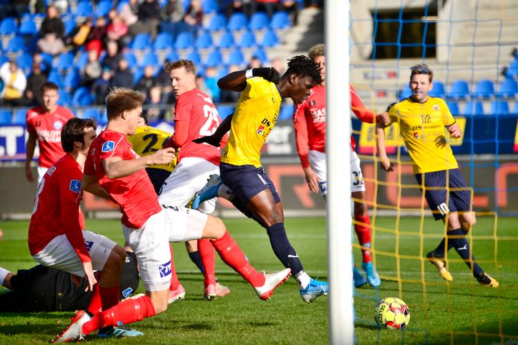 Efter et langt indkast kom Hobro tidligt foran, da Emmanuel Sabbi skovlede bolden over stregen.
   Foto: Bo Amstrup/Ritzau Scanpix