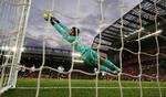 Specielt i første halvleg var Paulo Gazzaniga en levende mur i Tottenhams mål, men efter pausen slog Liverpools imponerende styrke på Anfield igennem.
   Foto: Jason Cairnduff/Ritzau Scanpix