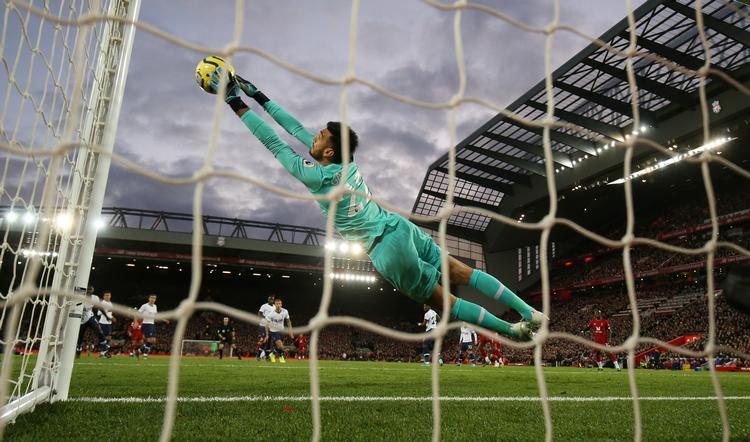 Specielt i første halvleg var Paulo Gazzaniga en levende mur i Tottenhams mål, men efter pausen slog Liverpools imponerende styrke på Anfield igennem.
   Foto: Jason Cairnduff/Ritzau Scanpix