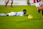 Rilwan Hassan i græsset under kampen mod AaB. Foto: Frank Cilius/Ritzau Scanpix