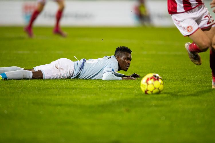 Rilwan Hassan i græsset under kampen mod AaB. Foto: Frank Cilius/Ritzau Scanpix