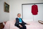 Annelise Nielsen er ikke i tvivl om, hvad hun skal have på, når hun en dag er død: Spadseredragten med guldknapperne, for »den afspejler den person, jeg har været hele livet«.   Foto: Andreas Merrald