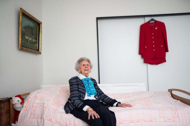 Annelise Nielsen er ikke i tvivl om, hvad hun skal have på, når hun en dag er død: Spadseredragten med guldknapperne, for »den afspejler den person, jeg har været hele livet«.   Foto: Andreas Merrald