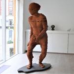 Allerede når man står ude på gaden og kigger ind i Ann Linnemanns galleri, er det den store mand i rødler, der fanger blikket. Han er ung og vild - og han er i fuld fart på vej ud i verden.  Foto: Ann Linnemann