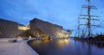 Fortid og fremtid mødes på havnefronten i Dundee, hvor dampskibet 'Discovery' ligger side om side med det nye designmuseum. Foto: Hufton Crow