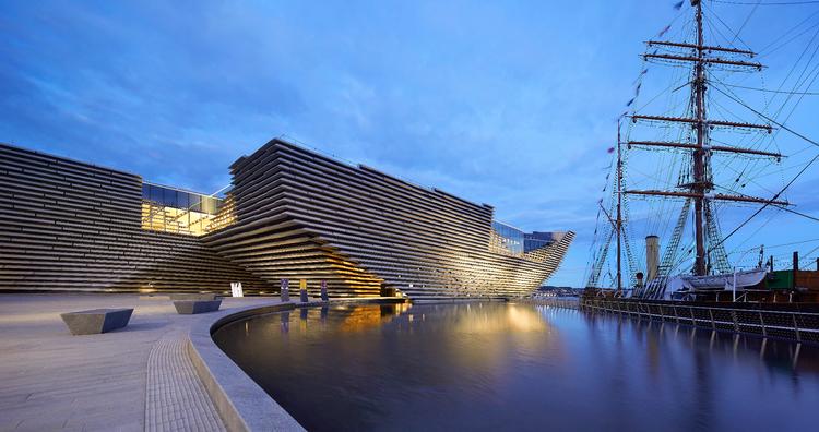 Fortid og fremtid mødes på havnefronten i Dundee, hvor dampskibet 'Discovery' ligger side om side med det nye designmuseum. Foto: Hufton Crow
