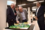 Kjeld Kirk Kristiansen( i midten) fortæller om den nyåbnede bygning, som selvfølgelig også er opført i lego. 
   Foto: Bo Amstrup/Ritzau Scanpix