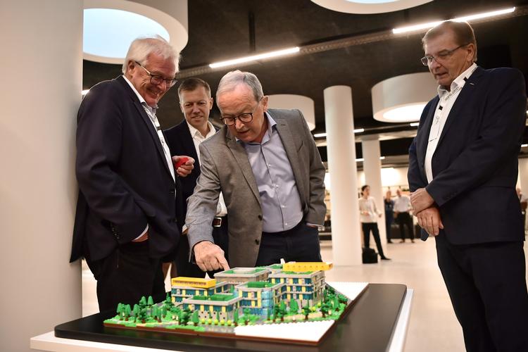 Kjeld Kirk Kristiansen( i midten) fortæller om den nyåbnede bygning, som selvfølgelig også er opført i lego. 
   Foto: Bo Amstrup/Ritzau Scanpix