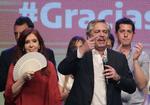 Vinderen af Argentinas præsidentvalg, Alberto Fernandez, taler til partifællerne på valgaftenen. Ved hans side er den kommende vicepræsident, Cristina Fernandez. 
   Foto: Alejandro Pagni/Ritzau Scanpix