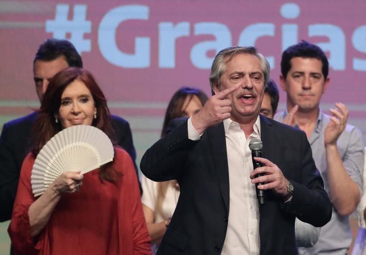 Vinderen af Argentinas præsidentvalg, Alberto Fernandez, taler til partifællerne på valgaftenen. Ved hans side er den kommende vicepræsident, Cristina Fernandez. 
   Foto: Alejandro Pagni/Ritzau Scanpix