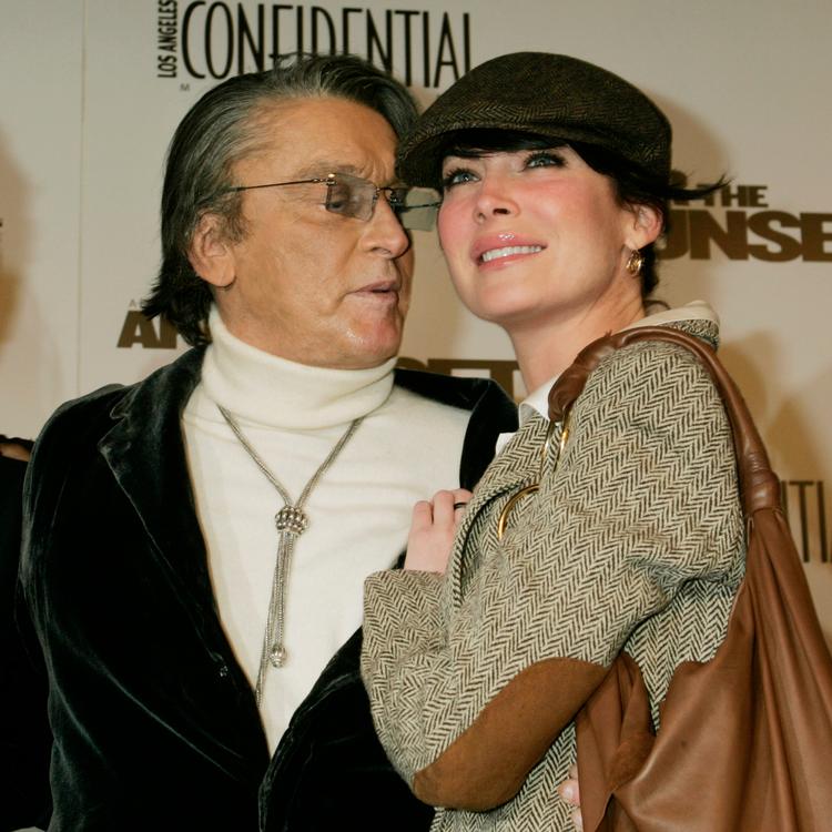 Robert Evans var kæreste eller gift med bl.a. Ava Gardner, Grace Kelly, Lana Turner, Ali MacGraw og Raquel Welch. På billedet ses han med skuespilleren Lara Flynn Boyle i 2004.    Foto: Fred Prouser/Ritzau Scanpix