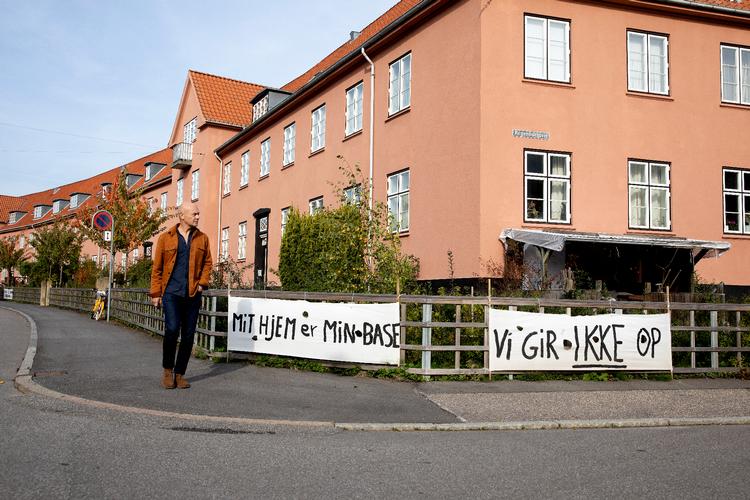 Beboere i Den Sønderjydske By på Frederiksberg kæmpede sig fri fra at blive solgt til kapitalfonden Blackstone. Beboerne frygtede blandt andet, at Blackstone ville hæve huslejen.  Foto: Finn Frandsen/POLFOTO