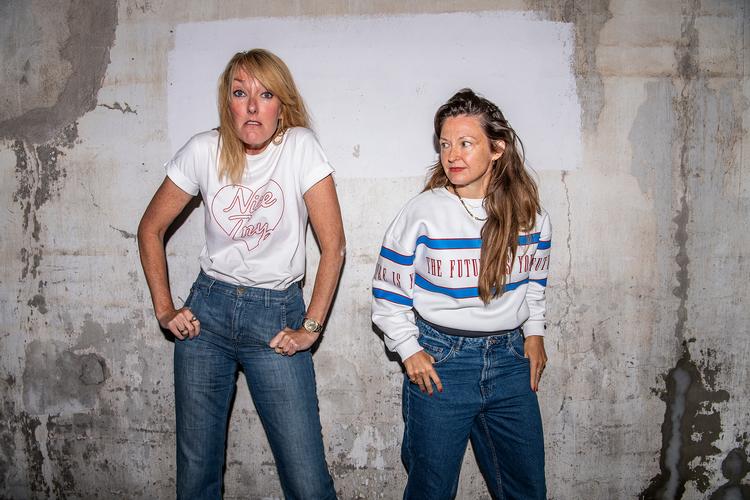Ditte Hansen (tv.) og Louise Mieritz er skuespillere og venner - både i virkeligheden og i filmen 'Ditte og Louise'. I filmen vælger Ditte at klæde sig ud som en mand for at få tilbudt bedre roller.  Foto: Henning Hjorth