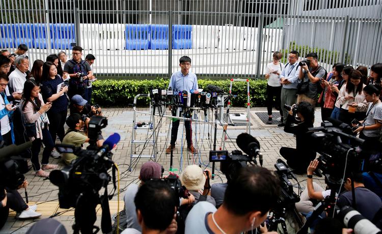 På et pressemøde i går gik Joshua Wong til angreb på beslutningen om at udelukke han fra distriktsrådsvalget i Hongkong.   Foto: Tyrone Siu/Ritzau Scanpix