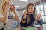 Nanna og Casey morer sig gevaldigt, når Muggen Mås bliver slået ud af en voldsom bøvs og dejser om midt i 3. b’s matematiktime.  Foto: Miriam Dalsgaard