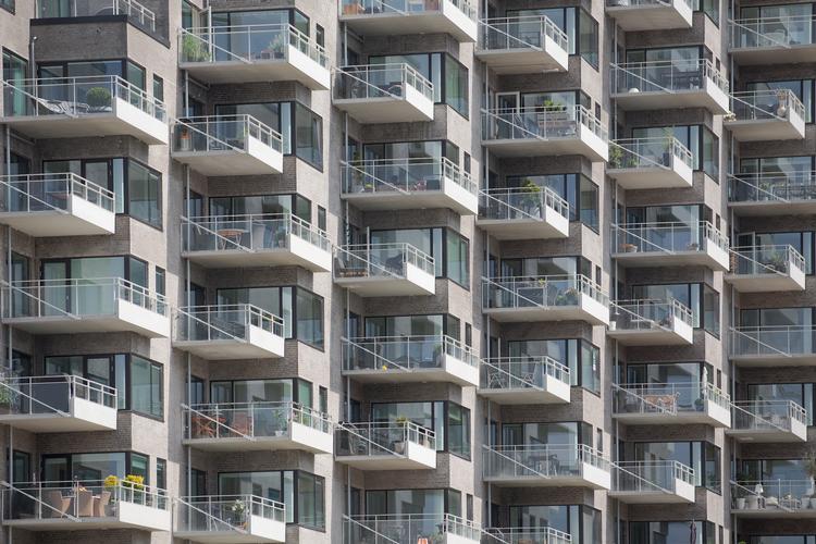 »Hvis du som udlejer sørger for – med jævne mellemrum – at renovere boligerne – og hver gang hæve prisen med op til 10 procent, så bliver det altså en god forretning hen ad vejen«, siger Claus Højte, LLO.
   Foto: Peter Hove Olesen/POLFOTO