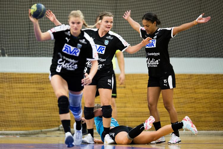 Skanderborg-spillerne Sidsel Mejlvang (48) og Sofia Deen (15) under kamp i den danske liga, hvor flere klubber har ondt i økonomien. Netop Skanderborg møder kritik for ikke at forsikre sine spillere. Foto: Mikkel Berg Pedersen/FREELANCE