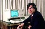 En ung Steve Jobs er klar til at forandre verden med sine Apple-produkter. Foto: DR