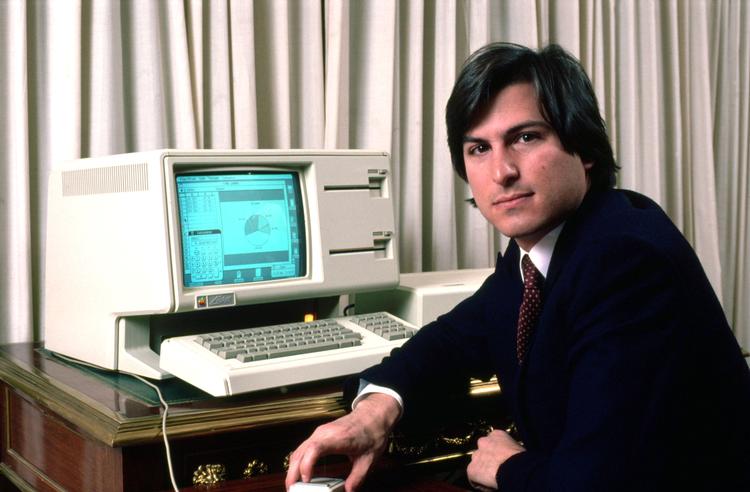 En ung Steve Jobs er klar til at forandre verden med sine Apple-produkter. Foto: DR