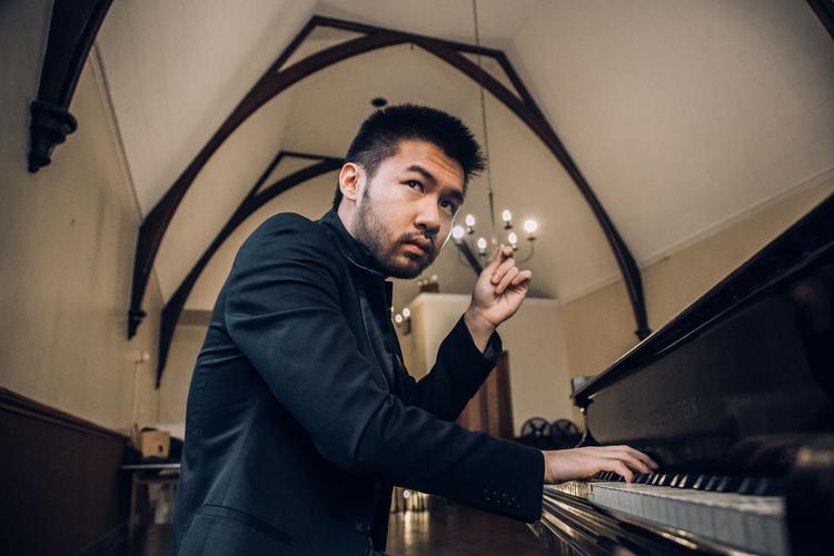 Conrad Tao har valgt lutter vrede, voldsomme værker til albummet 'American rage'. Foto: Brantley Gutierrez