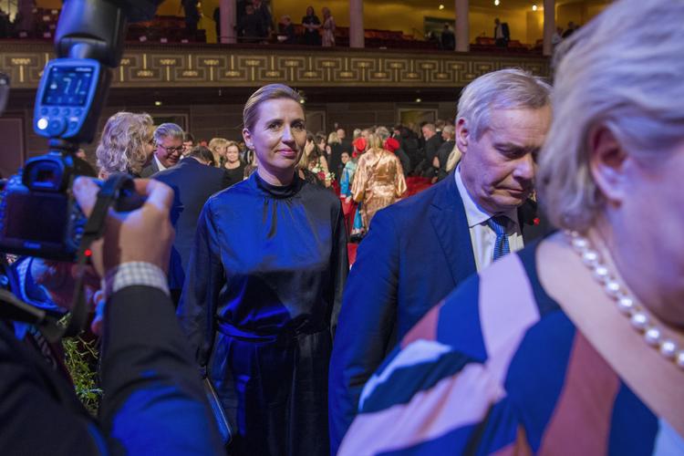 Statsminister, Mette Frederiksen, ankommer til Nordisk Råds prisgalla tirsdag aften, hvor hun måtte lægge øre til en takketale for den danske vinder af litteraturprisen, der langede ud efter regeringens politik. 
 Foto: 10060 Henrik Montgomery/tt/Ritzau Scanpix