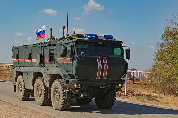 En russisk militærtransport ses her i Darbasiyah i Syriens nordøstlige provins, Hasakeh, Syrien.  Foto: Delil Souleiman/Ritzau Scanpix