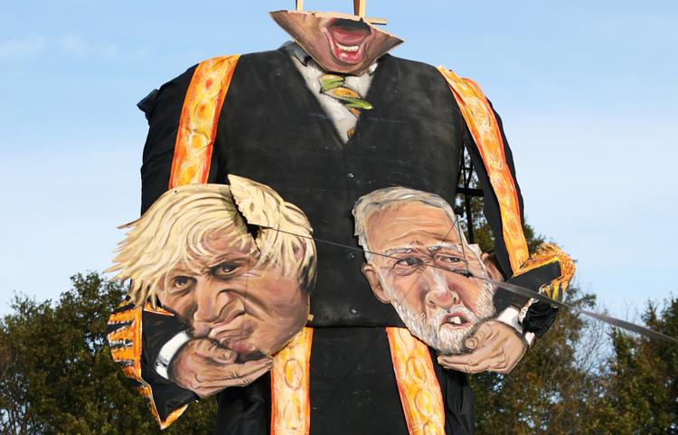 12. december skal briterne vælge, om deres premierminister skal være Boris Johnson fra det konservative parti eller den liberale Jeremy Corbyn.   Foto: Stringer/Ritzau Scanpix