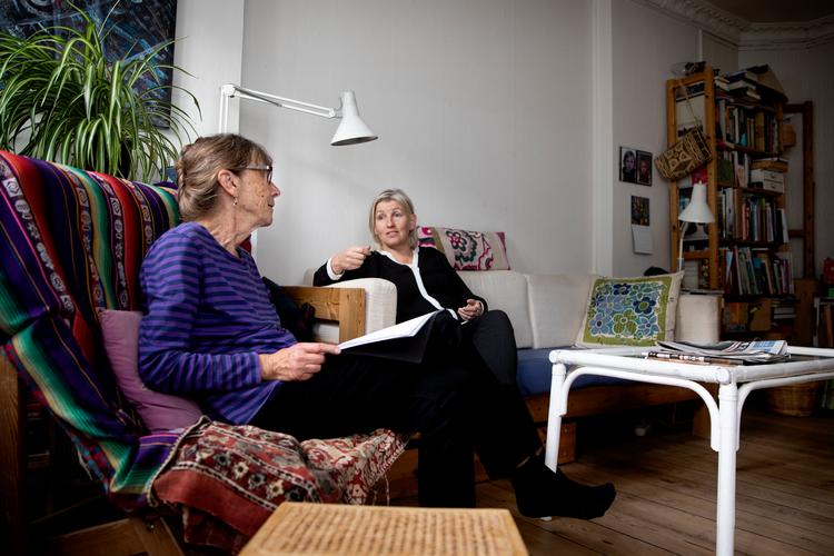 
Ingrid Bennekou (til venstre) og Trine Baarstrøm bor begge som lejere i Rørholmsgade i meget billige lejligheder, men som heller ikke har badeværelerr eller moderne køkkener. De er nervøse efter at ejendommen har fået ny ejer. Foto: Finn Frandsen/POLFOTO