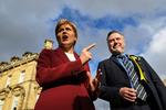 Lederen af Scottish National party, Nicola Sturgeon er igang med sin valgkampagne. Hun går efter at slå stå så stærkt efter et valg, at hun kan kræve en afstemning om skotsk uafhængighed.
   Foto: Andy Buchanan/Ritzau Scanpix