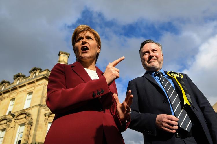 Lederen af Scottish National party, Nicola Sturgeon er igang med sin valgkampagne. Hun går efter at slå stå så stærkt efter et valg, at hun kan kræve en afstemning om skotsk uafhængighed.
   Foto: Andy Buchanan/Ritzau Scanpix