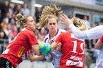 Størrelsen på kvindernes liga handler kun om antallet af kampe for tophold som Esbjerg (i rødt) og Herning-Ikast, der mødtes tirsdag med en sejr på 27-25 til hjemmeholdet. Foto: John Randeris/Ritzau Scanpix