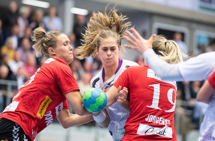 Størrelsen på kvindernes liga handler kun om antallet af kampe for tophold som Esbjerg (i rødt) og Herning-Ikast, der mødtes tirsdag med en sejr på 27-25 til hjemmeholdet. Foto: John Randeris/Ritzau Scanpix