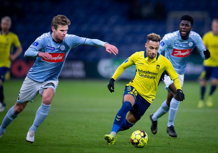 Det lykkedes ikke Hany Mukhtar at overliste Kees Luijckx og Sønderjyske, der er klar til pokalkvartfinalerne for sjette gang.
   Foto: Liselotte Sabroe/Ritzau Scanpix