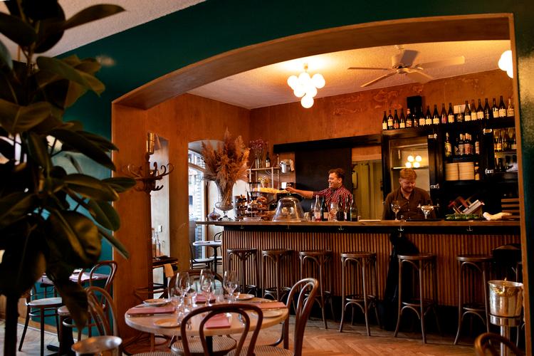 Maison ligger i fredede lokaler i Dronningegården i Indre By. Det var her, at Ejler Jørgensen introducerede danskerne for foie gras og hummerbisque fra 1952 på Escoffier, og det var her, at Jan Hurtigkarls Les Étoiles fik en af landets første michelinstjerner i 1984.  Foto: Finn Frandsen/POLFOTO