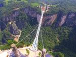 En af de mange glasbroer, der nu skal igennem et sikkerhedseftersyn er denne i Zhangjiajie i Hunan-provinsen. Foto: © China Daily China Daily Infor/Ritzau Scanpix